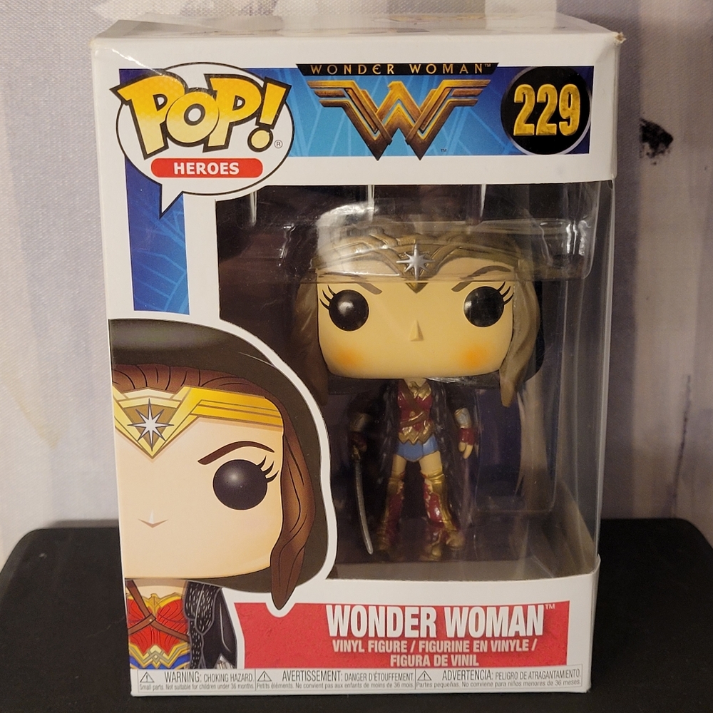 WONDER WOMAN Wearing Cloak DC COMICS x FUNKO POP HEROES #229